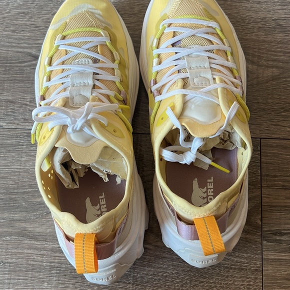 NWOB Women’s Sorel kinetic breakthru lace sneaker Yellow - Picture 4 of 5